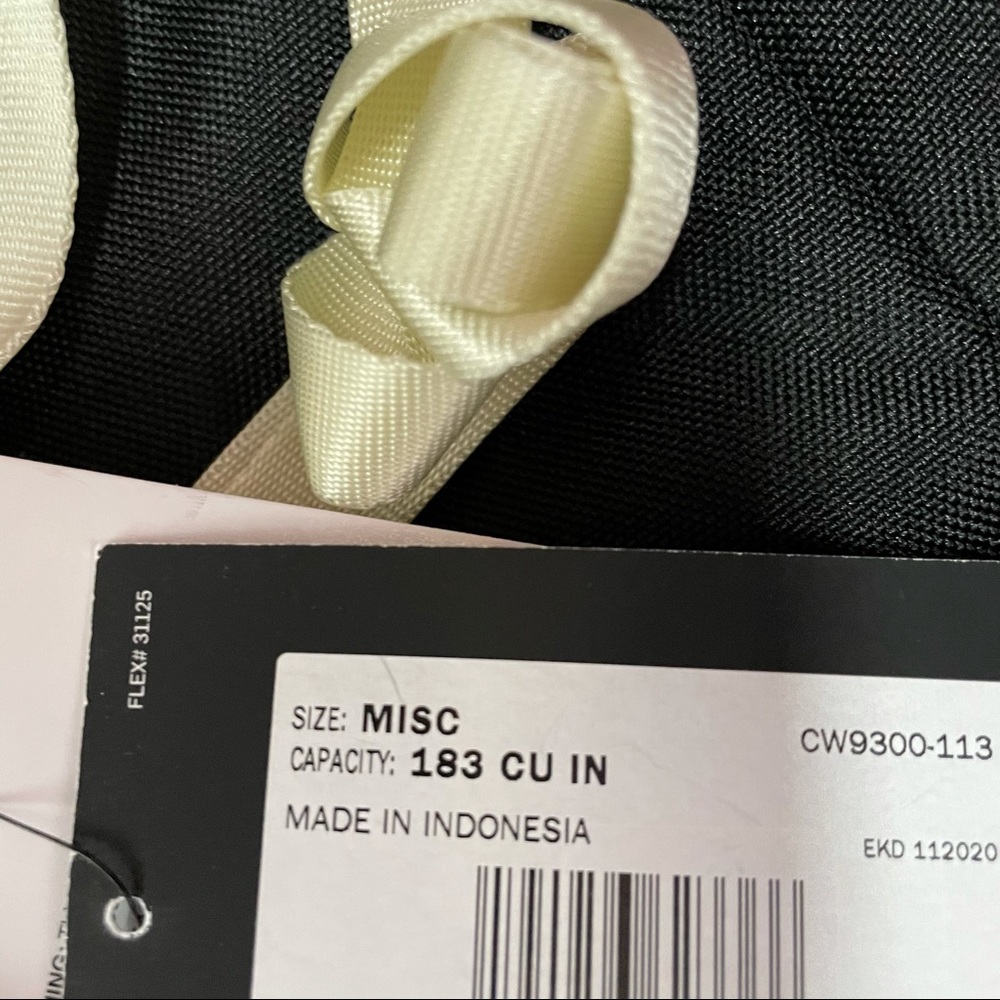 Nike Sportswear Futura Revel 365 Crossbody Bag - Picture 14 of 14